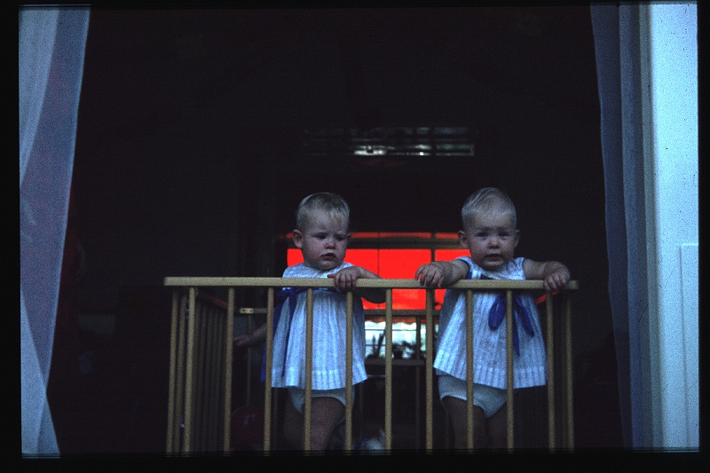 41.Delft aug 1964 Brigitte,Marion.JPG